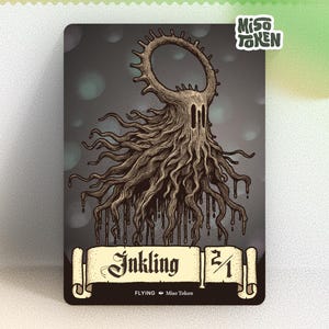 Puede incluir: Una carta de fantasía con una ilustración detallada de una criatura con forma de árbol con una corona circular y raíces fluidas. La carta tiene la palabra "Inkling" en una pancarta, con el texto "Flying" y "Miso Token" en la parte inferior. La carta es oscura con un fondo verde y blanco.