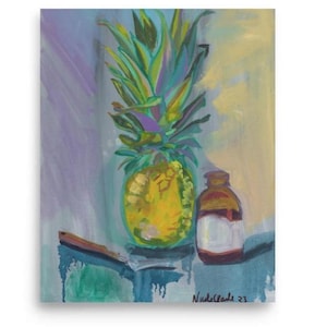 Peut inclure: Peinture acrylique représentant un ananas jaune avec des feuilles vertes et violettes, et une bouteille marron avec une étiquette blanche. Le fond est un mélange de bleu, de violet et de jaune.