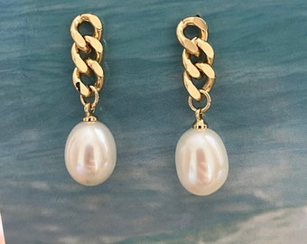 Élégantes boucles d'oreilles baroques en perles d'eau douce avec chaîne en plaqué or