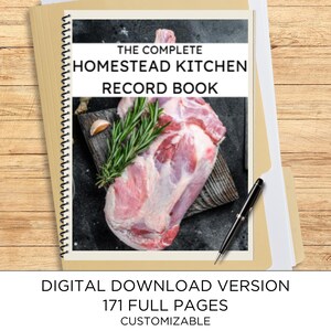 Op de afbeelding: Een spiraalgebonden recordboek met de titel THE COMPLETE HOMESTEAD KITCHEN RECORD BOOK, met een afbeelding van rauw vlees en rozemarijn op een donkere plank. Een zwarte pen ligt op het document, dat een digitale download is met 171 pagina's.