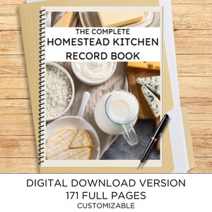 Op de afbeelding: Een spiraalgebonden logboek getiteld THE COMPLETE HOMESTEAD KITCHEN RECORD BOOK, met een afbeelding van diverse kazen, een kom met wrongel en een glazen kan melk. Een zwarte pen ligt op de kaft, die 171 volledige pagina's vermeldt.