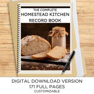 Op de afbeelding: Een spiraalgebonden recordboek getiteld THE COMPLETE HOMESTEAD KITCHEN RECORD BOOK, met een afbeelding van brood en een pot op de kaft. Een zwarte pen ligt op de kaft. De tekst eronder luidt DIGITAL DOWNLOAD VERSION 171 FULL PAGES CUSTOMIZABLE.