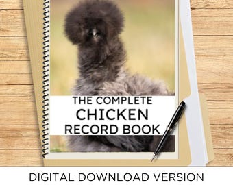 Może przedstawiać: Notatnik spiralny z fotografią puszystej czarnej kury jedwabistej na okładce. Napis THE COMPLETE CHICKEN RECORD BOOK jest wydrukowany czarną czcionką na białym prostokątnym tle. Na okładce leży czarny długopis.