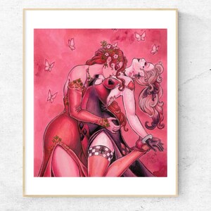 Pu&ograve; includere: Un'illustrazione incorniciata di due donne in abiti rossi che si baciano. Lo sfondo &egrave; un acquerello rosa con farfalle bianche.