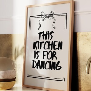 Keuken Wall Art Print Coquette Kitchen Is For Dancing Digitale download Zwart Wit Esthetisch Decor CottageCore Retro Kitchen Bar Cart Decor