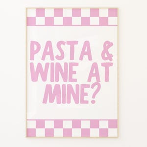 Pasta and Wine Kitchen Wall Art Pink Estetyczny nadruk na jedzenie Zabawny wózek barowy Cyfrowe pobieranie Włoski cytat na kolację Uroczy plakat do wydrukowania