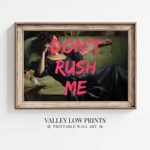 Könnte beinhalten: Ein Gemälde im Vintage-Stil einer Frau, die auf einem Sofa liegt, mit den Worten "DON'T RUSH ME" in Pink über dem Bild.