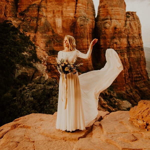 Robe de mariée bohème simple à manches longues, robe de mariée ajustée et évasée de style hippie
