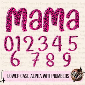 Puede incluir: Letras "Mama" y números 0-9 con estampado de leopardo rosa. El texto "LOWER CASE ALPHA WITH NUMBERS" se muestra debajo. El diseño está sobre un fondo beige claro.