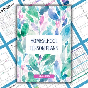 Può includere: Un pianificatore di lezioni per l'istruzione domiciliare con un motivo a foglie acquerellate nei toni del verde, blu e rosa. La copertina presenta un'etichetta rettangolare bianca con il testo "HOMESCHOOL LESSON PLANS" e una fascia rosa con "2026-2027".