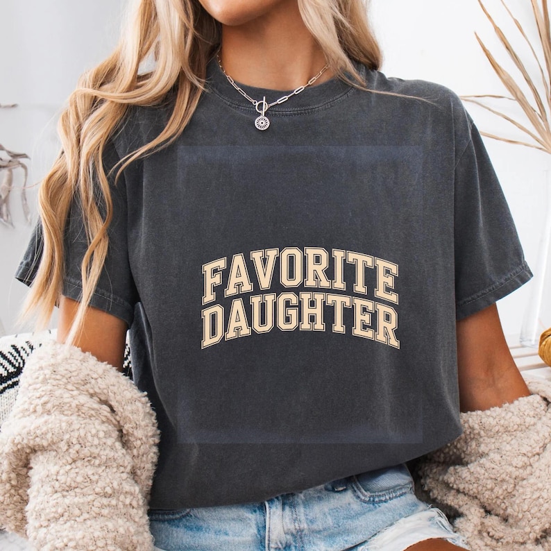Koszulka dla ulubionej córki, Świetna koszulka dla córki, Zabawna koszulka dla córki, Koszulka vintage dla córki, Prezent dla córki, Prezent urodzinowy dla córki zdjęcie 1