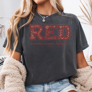 Röd fredagströja från Comfort Colors, Kom ihåg alla som är utplacerade, röd fredag, amerikansk flagga, amerikansk veteran, på fredag bär vi rött, röd t-shirt
