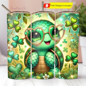 Könnte beinhalten: Ein grüner Becher mit einer Zeichentrickschildkröte, die eine herzförmige Brille trägt, umgeben von Kleeblättern und floralen Akzenten. Der Becher hat einen silbernen Strohhalm und den Text "Craftiful Co". Das Design enthält den Text "9 Free Designs Included".