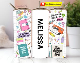 Peut inclure: Un gobelet blanc avec une paille argentée, orné d'illustrations sur le thème du bricolage sur un motif quadrillé. Le nom "MELISSA" est en grandes lettres noires. Le texte comprend "Crafting Before Adulting" et "I just wanna stay home and craft."