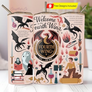 Könnte beinhalten: Ein hellrosa isolierter Becher mit Strohhalm, mit einem Fantasy-Thema. Das Design umfasst Drachen, den Text "Welcome to the Fourth Wing" und andere Fantasy-Illustrationen. Der Becher ist etwa 20 cm hoch.