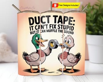 Könnte beinhalten: Ein Edelstahlbecher mit einem humorvollen Design, das zwei Zeichentrickenten und den Text "DUCT TAPE: IT CAN'T FIX STUPID BUT IT CAN MUFFLE THE SOUND" zeigt. Der Becher hat einen Strohhalm und ein gelbes Etikett mit "9 Free Designs Included."