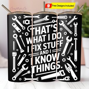 以下が含まれることがあります： 白いツールと「THAT'S WHAT I DO, I FIX STUFF AND I KNOW THINGS」というテキストが入った黒いタンブラー。金属製のストローが含まれています。デザインはレンチ、ネジ、その他の修理ツールが特徴です。