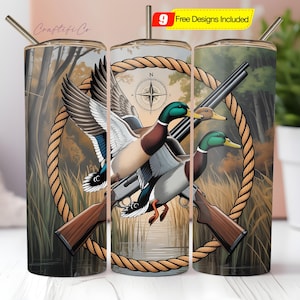 Może przedstawiać: Zestaw trzech kubków ze stali nierdzewnej o tematyce myśliwskiej. Każdy kubek przedstawia szczegółową ilustrację kaczek, strzelby i kompasu wewnątrz obramowania z liny. Kubki zawierają słomkę i tekst "Craftiful Co."