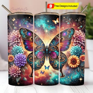 Puede incluir: Juego de tres vasos de acero inoxidable con un diseño detallado de mariposa. La mariposa está rodeada de flores coloridas y un fondo estrellado. Cada vaso tiene una pajita.