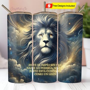 Op de afbeelding: Een set van drie roestvrijstalen bekers met een leeuwenillustratie. Het ontwerp toont een leeuwenkop met een vloeiende manen, tegen een hemelse achtergrond met gouden accenten en tekst. Elke beker heeft een rietje.