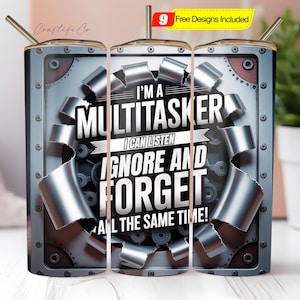 Puede incluir: Un vaso de acero inoxidable con un diseño humorístico. El vaso presenta el texto "I'M A MULTITASKER I CAN LISTEN IGNORE AND FORGET ALL THE SAME TIME!" en una fuente audaz de estilo industrial. Incluye una pajita y una pancarta amarilla que dice "9 Free Designs Included".