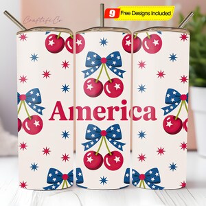 Puede incluir: Tres vasos blancos con un diseño patriótico. Cada uno presenta cerezas rojas, lazos azules y estrellas rojas y azules. La palabra "America" está impresa en rojo. Incluye una pajita de metal.