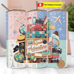 Op de afbeelding: Een reistumbler met een roestvrijstalen rietje. Het ontwerp toont illustraties van koffers, globes, camera's en vliegtuigen. Het woord "Adventure" staat op een bord. De tumbler heeft een roze, blauw en groen kleurenschema.