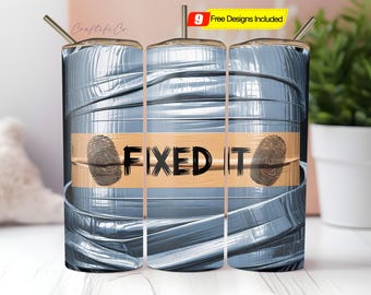 Könnte beinhalten: Drei Edelstahlbecher mit einem silbernen Klebeband-Design und den Worten "FIXED IT" in Schwarz auf einem braunen Klebebandstreifen gedruckt.