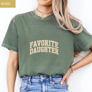 Koszulka dla ulubionej córki, Świetna koszulka dla córki, Zabawna koszulka dla córki, Koszulka vintage dla córki, Prezent dla córki, Prezent urodzinowy dla córki zdjęcie 2