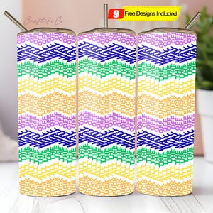 Puede incluir: Tres vasos altos y cilíndricos con diseños coloridos y estampados. Los vasos presentan un patrón en zigzag repetitivo en tonos morado, azul, verde, amarillo y blanco. Cada vaso tiene una pajita plateada. La imagen incluye el texto "9 Free Designs Included".