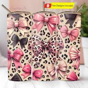 Puede incluir: Tres vasos de acero inoxidable con tapas y pajitas. Los vasos presentan un patrón repetido de lazos rosas y negros sobre un fondo beige con estampado de leopardo. El texto "9 Free Designs Included" es visible en una etiqueta amarilla.