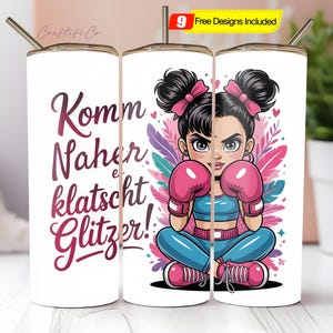 Könnte beinhalten: Weißer Becher mit einer Cartoon-Illustration eines Mädchens mit rosa Boxhandschuhen. Der Becher hat einen goldenen Deckel und Strohhalm. Der Text auf dem Becher lautet "Komm näher e klatscht Glitzer!" in rosa Schrift. Ein gelbes Banner zeigt "9 Free Designs Included".