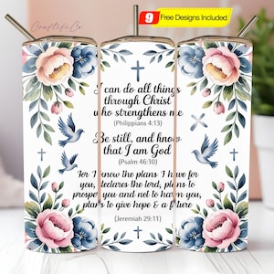 Op de afbeelding: Een witte beker met een bloemenontwerp met roze en blauwe bloemen, groene bladeren en duiven. De beker heeft inspirerende tekst uit de Bijbel. Een goudkleurig rietje is in het deksel gestoken.