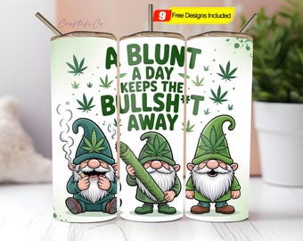 Puede incluir: Un juego de tres vasos blancos con un diseño de hoja de cannabis verde y blanco. Cada vaso presenta un gnomo de dibujos animados con una hoja de cannabis en su sombrero. El texto "A BLUNT A DAY KEEPS THE BULLSH*T AWAY" está impreso.
