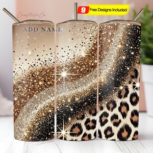 Pode incluir: Três canecas de aço inoxidável com tampas e canudos. As canecas apresentam um design brilhante com detalhes dourados, prateados e pretos. Uma caneca tem um padrão de leopardo. O texto "ADD NAME" é visível em uma caneca.