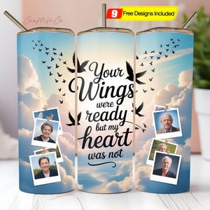 Puede incluir: Un vaso de sublimación con un diseño de cielo y nubes, con el texto "Your Wings were ready but my heart was not". Incluye fotos y una pajita. El diseño incluye pájaros negros en vuelo.