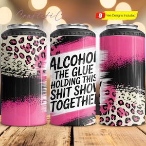 Könnte beinhalten: Drei schwarze und silberne Getränkekühler mit verschiedenen Designs. Einer hat ein rosa und Leopardenmuster, ein anderer den Text "ALCOHOL THE GLUE HOLDING THIS SHIT SHOW TOGETHER", und der dritte hat ein rosa und Leopardenmuster.
