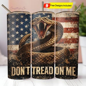 Puede incluir: Vaso de acero inoxidable con un diseño de bandera estadounidense desgastada, una serpiente de cascabel enrollada y la frase "DON'T TREAD ON ME". El vaso incluye una pajita y una tapa. El diseño incorpora los colores rojo, blanco y azul. Aproximadamente 20 cm de alto.