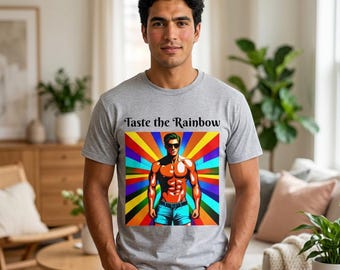 Puede incluir: Una camiseta gris jaspeado de manga corta con un estampado gráfico central. El diseño muestra una figura musculosa con gafas de sol y pantalones cortos azules sobre un fondo vibrante de rayos de arcoíris con el texto Taste the Rainbow.