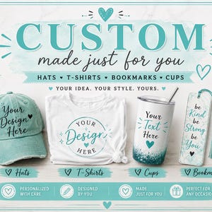 Può includere: Una collezione di articoli personalizzabili che include un berretto da baseball color verde acqua, una t-shirt bianca, un bicchiere con sfumatura verde acqua e bianca con cannuccia e un segnalibro rettangolare con nappa, tutti con testo e cuori.