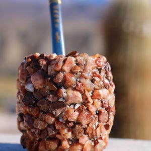 Conjunto artesanal de chimarrão com cuia de pedra mineral vermelha e bombilha de aço inoxidável gravada – peça de Cachi, Salta, Argentina.