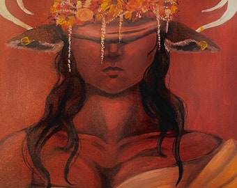Puede incluir: Una pintura de una persona con cuernos y una corona de flores, vendada con un paño blanco. La persona tiene el pelo largo y oscuro y lleva un vestido marrón claro. El fondo es de color rojo oscuro.