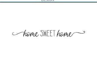 Könnte beinhalten: Ein schwarzes digitales Grafikdesign mit dem Text home SWEET home in einer Kombination aus Schreib- und Blockschrift mit dekorativen Schnörkeln an beiden Enden. Über dem Text steht der Markenname Sookie Sachs DESIGN in schwarzer Schrift.