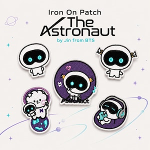 Peut inclure: Cinq écussons thermocollants brodés représentant des personnages de The Astronaut par Jin de BTS. Les motifs incluent des silhouettes blanches avec des visières noires, des yeux cyan brillants, des fonds circulaires violets et des notes.