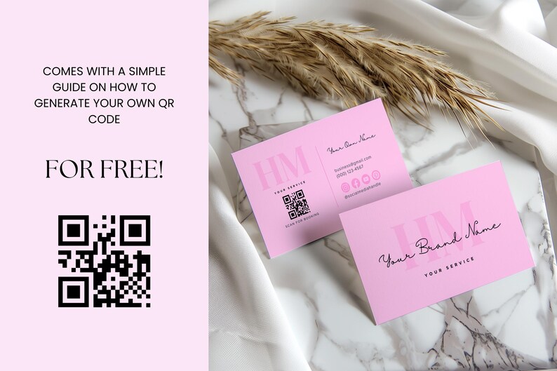 Op de afbeelding: Twee roze visitekaartjes met de tekst "HM" en "Your Brand Name" in roze lettertype. De kaartjes liggen op een wit marmeren oppervlak met een gedroogde grasspriet.