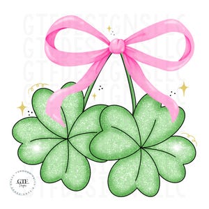 Puede incluir: Dos tréboles de cuatro hojas verdes con detalles de purpurina están atados con un lazo rosa. Los tréboles están sobre un fondo blanco con detalles de purpurina dorada.