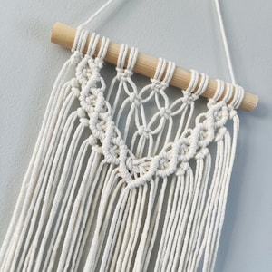 Handgemachter cremefarbener Makramee-Wandbehang - 20 cm