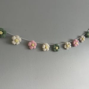 Guirnalda de flores de ganchillo hecha a mano, banderines de margaritas, decoración para guardería, adorno de pared para habitación infantil. imagen 11