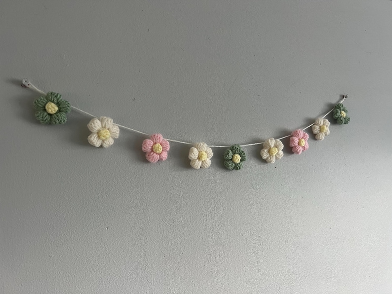 Guirnalda de flores de ganchillo hecha a mano, banderines de margaritas, decoración para guardería, adorno de pared para habitación infantil. imagen 11