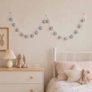 Guirnalda de flores de ganchillo hecha a mano, banderines de margaritas, decoración para guardería, adorno de pared para habitación infantil. imagen 4